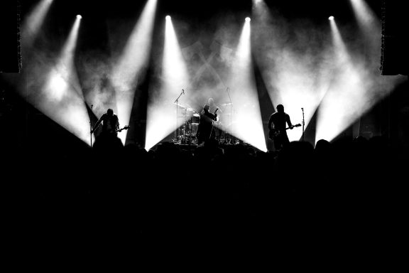 Silhouette von einer Band auf der Bühne bei einem Konzert