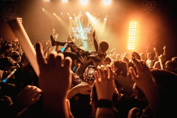 Gitarrist von Stunde Null beim Crowdsurfen