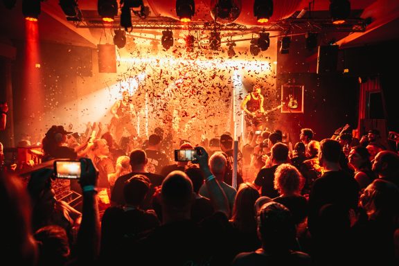 Groove Bar Köln mit Konfetti meim Konzert von JEANLUC