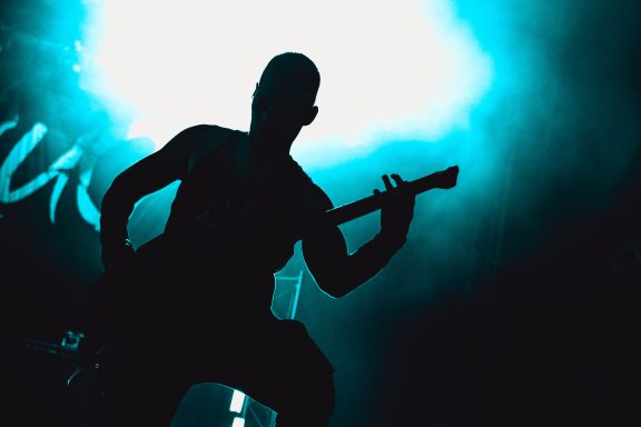 Silhouette Bassist künstlerische Fotografie bei Events