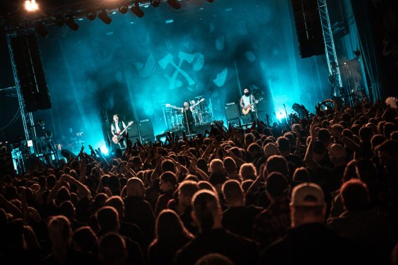 Bühnen Foto mit Publikum beim Konzert von Kärbholz