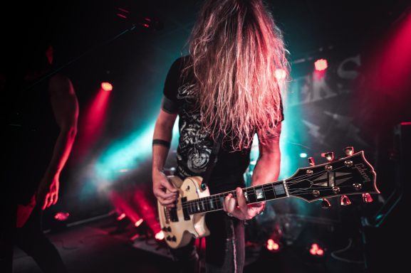 Konzertfoto Gitarrist von den Ochmoneks live auf Tour