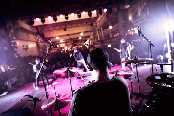 Der Blick eines Schlagzeugers von der Bühne live bei einem Konzert
